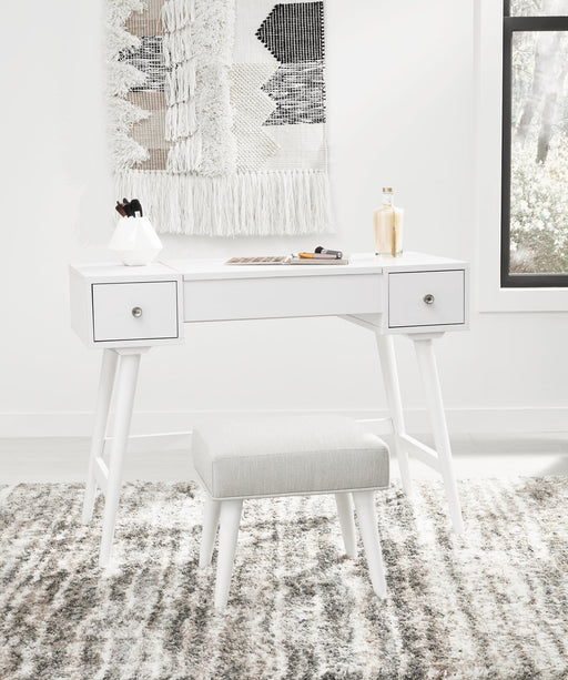 Thadamere Vanity/UPH Stool (2/CN) Royal Furniture